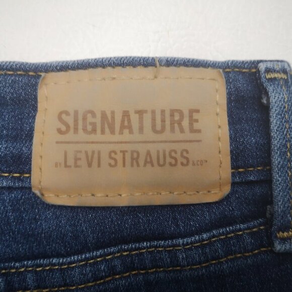 Signature by Levi Strauss Ladies Size 30/30 Medium Wash Skinny Jeans - Picture 3 of 14